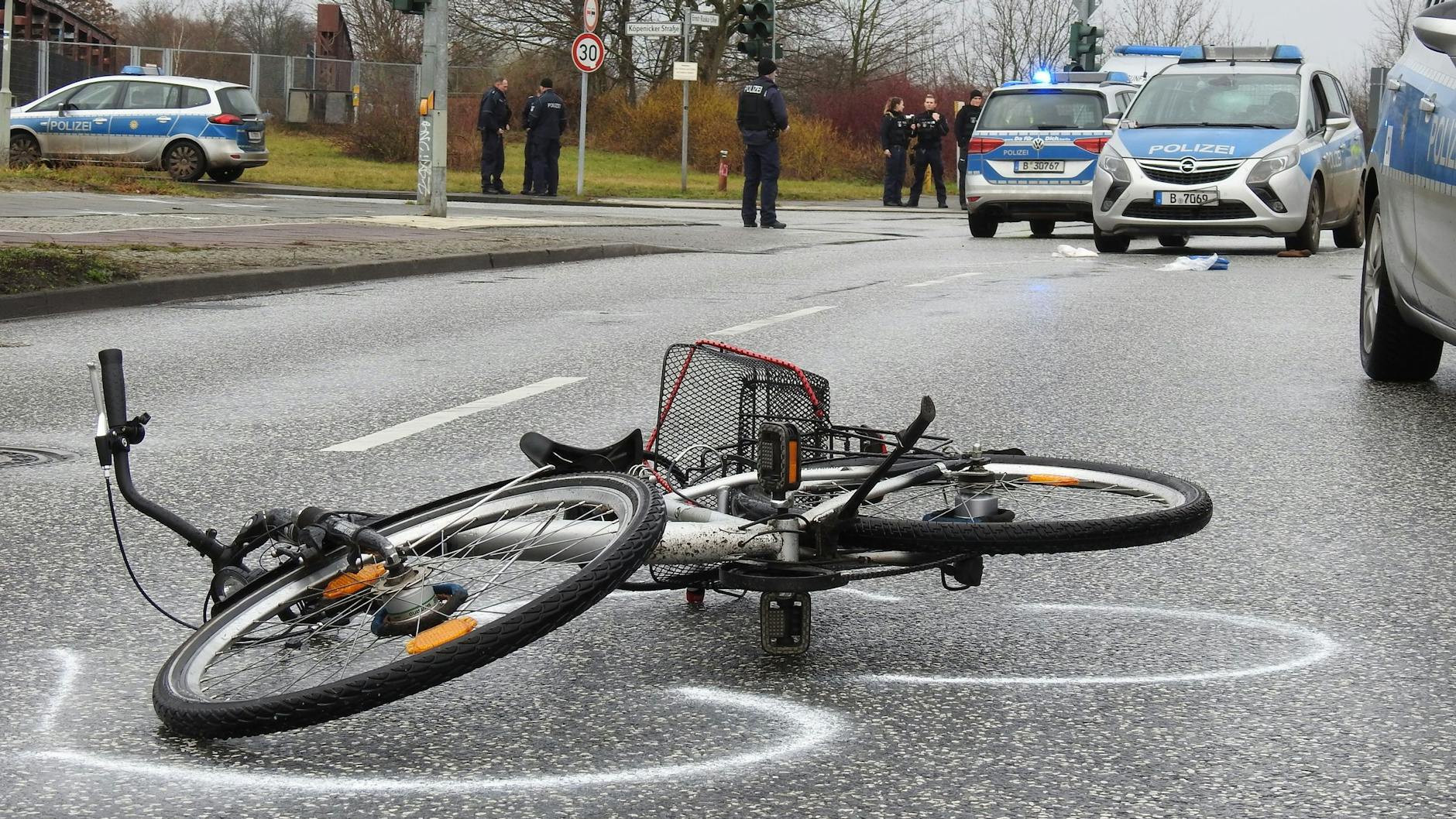 Eine Radfahrerin ist in Berlin-Wilmersdorf von einem Auto erfasst und dabei schwer verletzt worden (Symbolbild).
