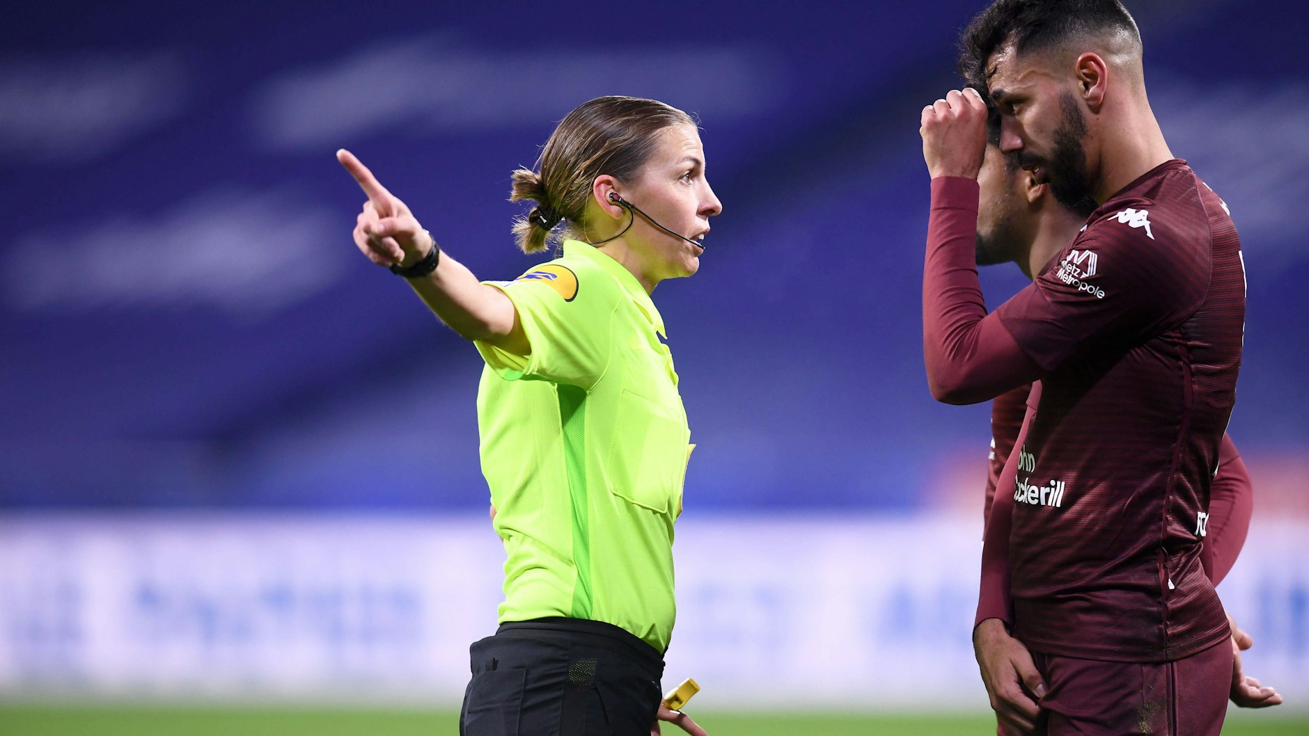 Klare Ansage: Schiedsrichterin Stéphanie Frappart.
