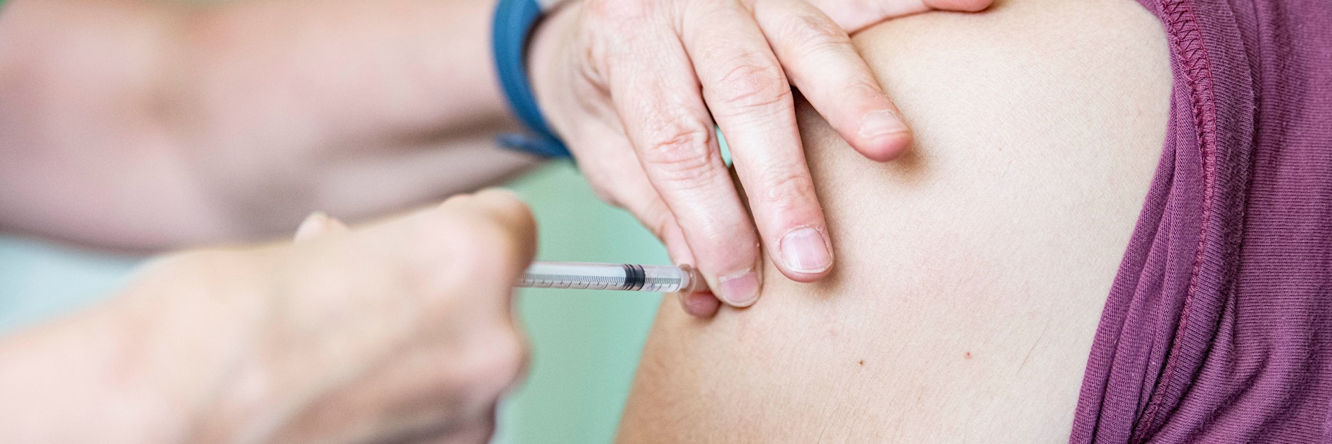 Die Ständige Impfkommission empfiehlt Corona-Impfungen für 12- bis 17-Jährige nur mit bestimmten Vorerkrankungen.