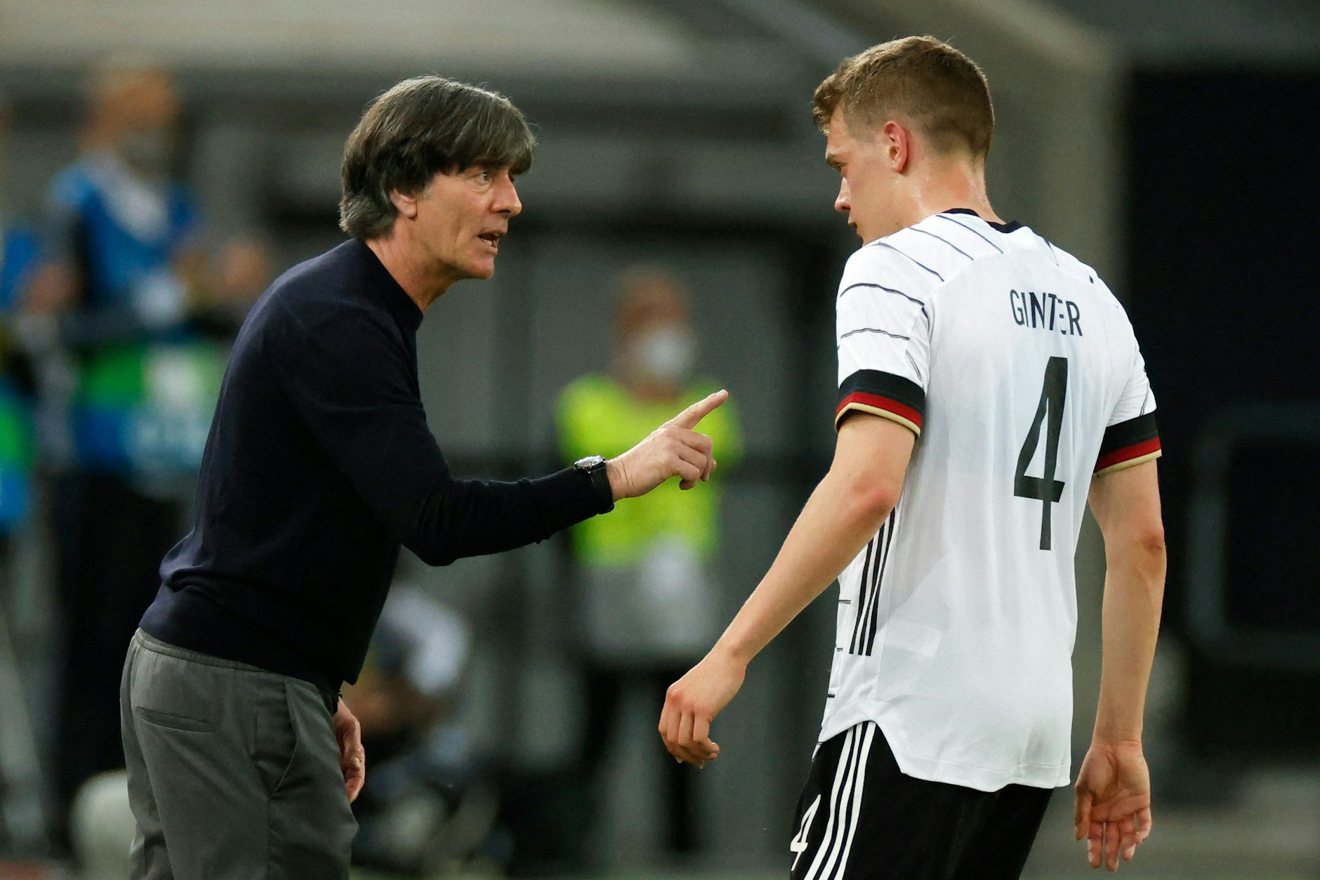 Bundestrainer Joachim Löw weist Verteidiger Matthias Ginter an.