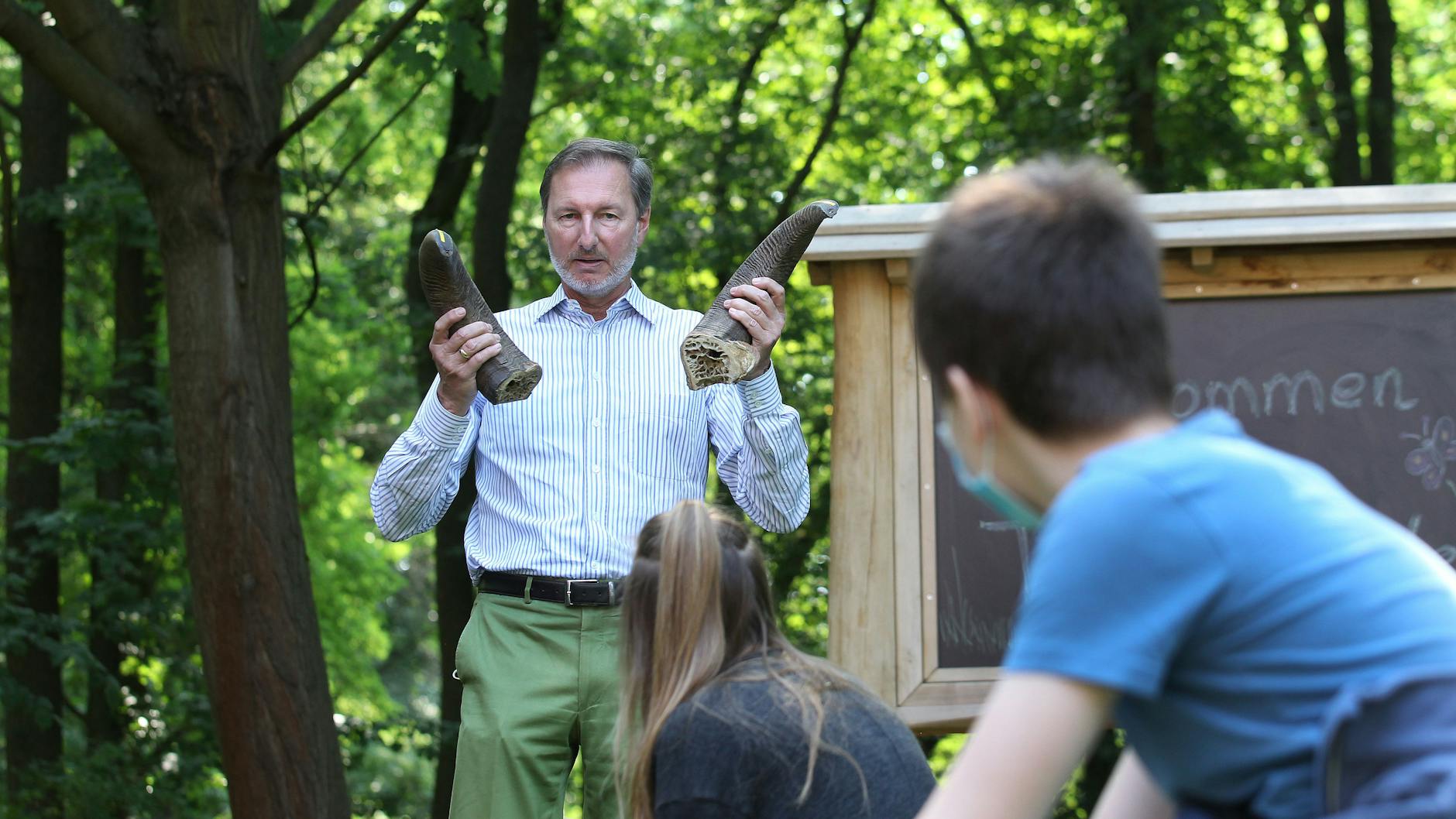 Berlins grünstes Klassenzimmer ist eröffnet. Tierpark-Chef Andreas Knieriem hält die erste Unterrichtsstunde vor Schülern der Lichtenberger George-Orwell-Schule.