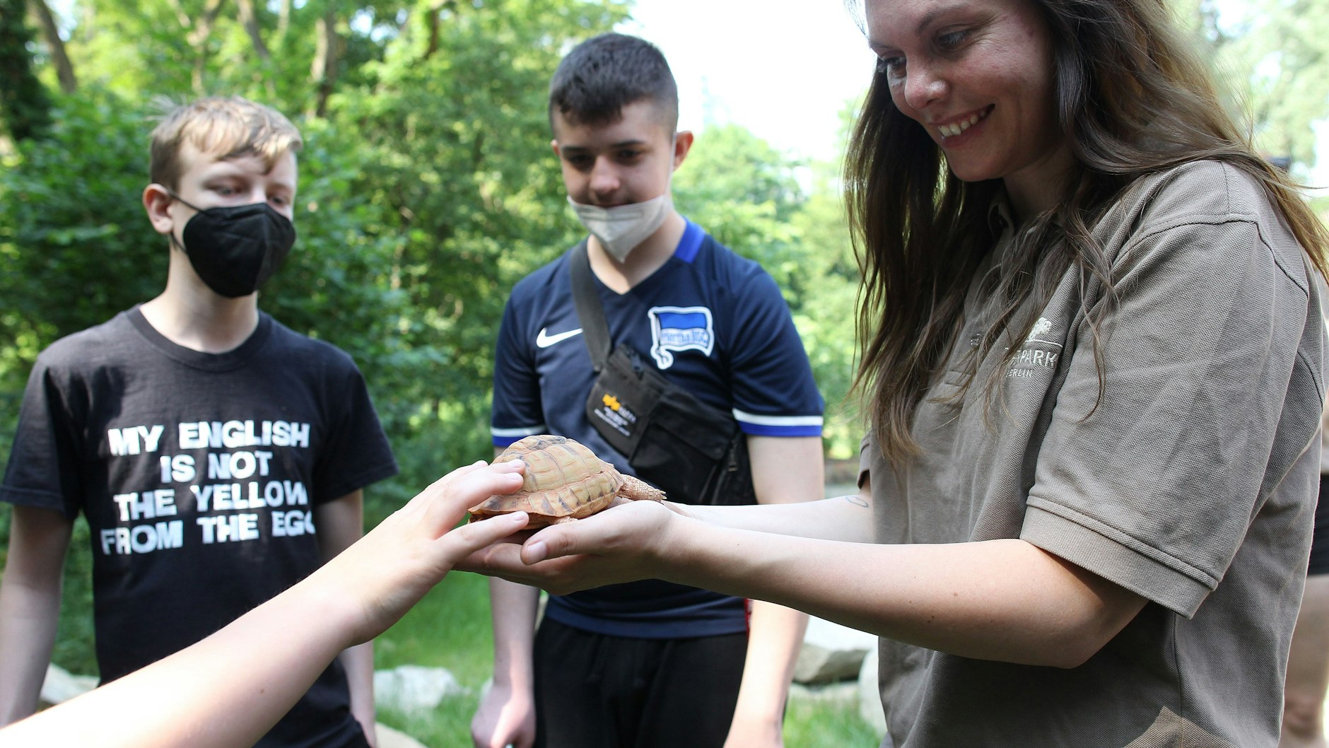 Svenja Eisenbarth,  Chefin der Tierpark-Schule, zeigt sie den Kindern die Ägyptische Landschildkröte Mani-Mani.