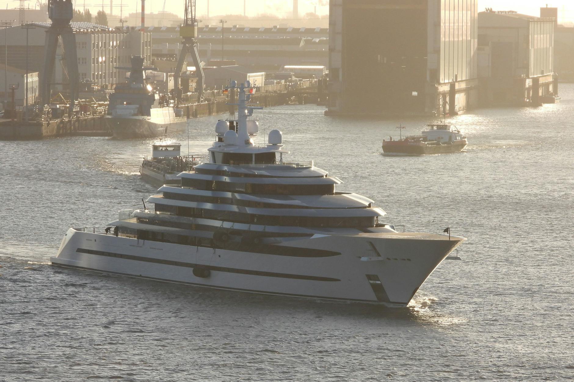 Eine Luxus-Jacht: Boote wie dieses können sich nur Superreiche leisten. Es befindet sich sogar ein eigener Hubschrauber mit Landeplatz am Heck.