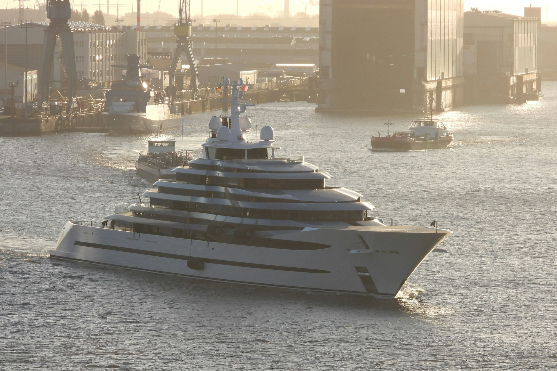 Eine Luxus-Jacht: Boote wie dieses können sich nur Superreiche leisten. Es befindet sich sogar ein eigener Hubschrauber mit Landeplatz am Heck.