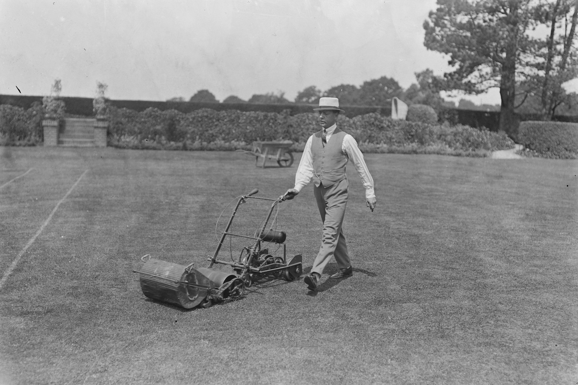 Früher war nicht alles besser –  aber wenigstens wurde der Rasen lautlos und stilsicher gemäht.