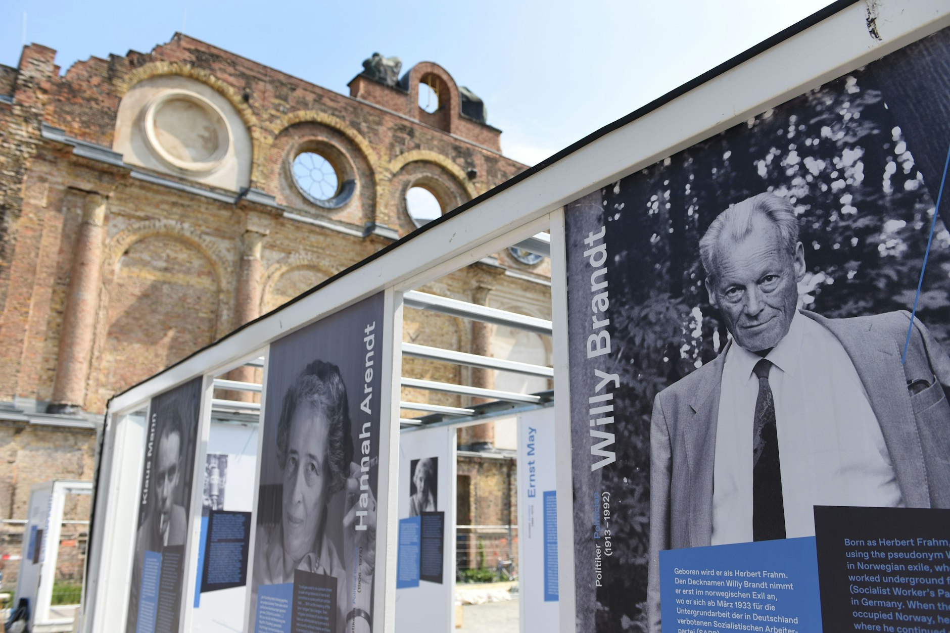 Die Freiluftausstellung „Zu/Flucht“ an der Ruine des Anhalter Bahnhofs öffnet am 12. Juni.<br><br>
