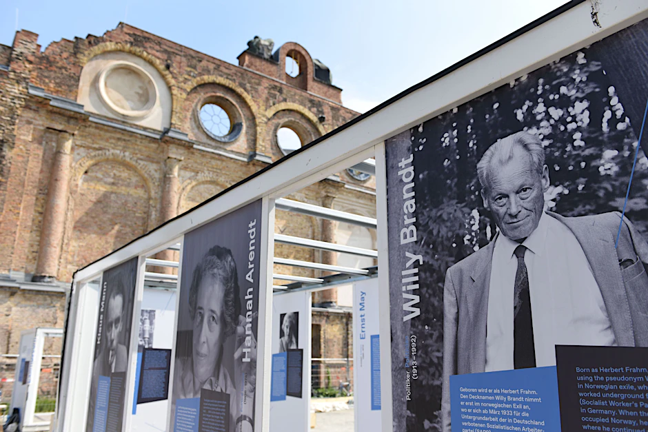 Die Freiluftausstellung „Zu/Flucht“ an der Ruine des Anhalter Bahnhofs öffnet am 12. Juni.<br><br>