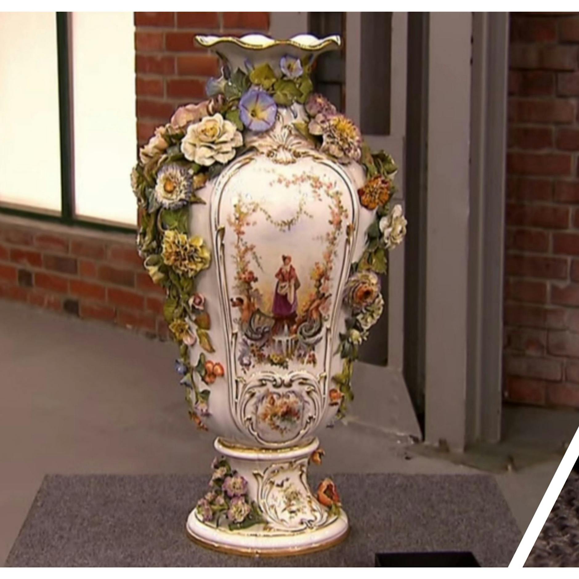 „Bares für Rares“: Unfassbar! Diese kaputte Vase und ihre Porzellan-Splitter bringen zusammen einen Mega-Preis