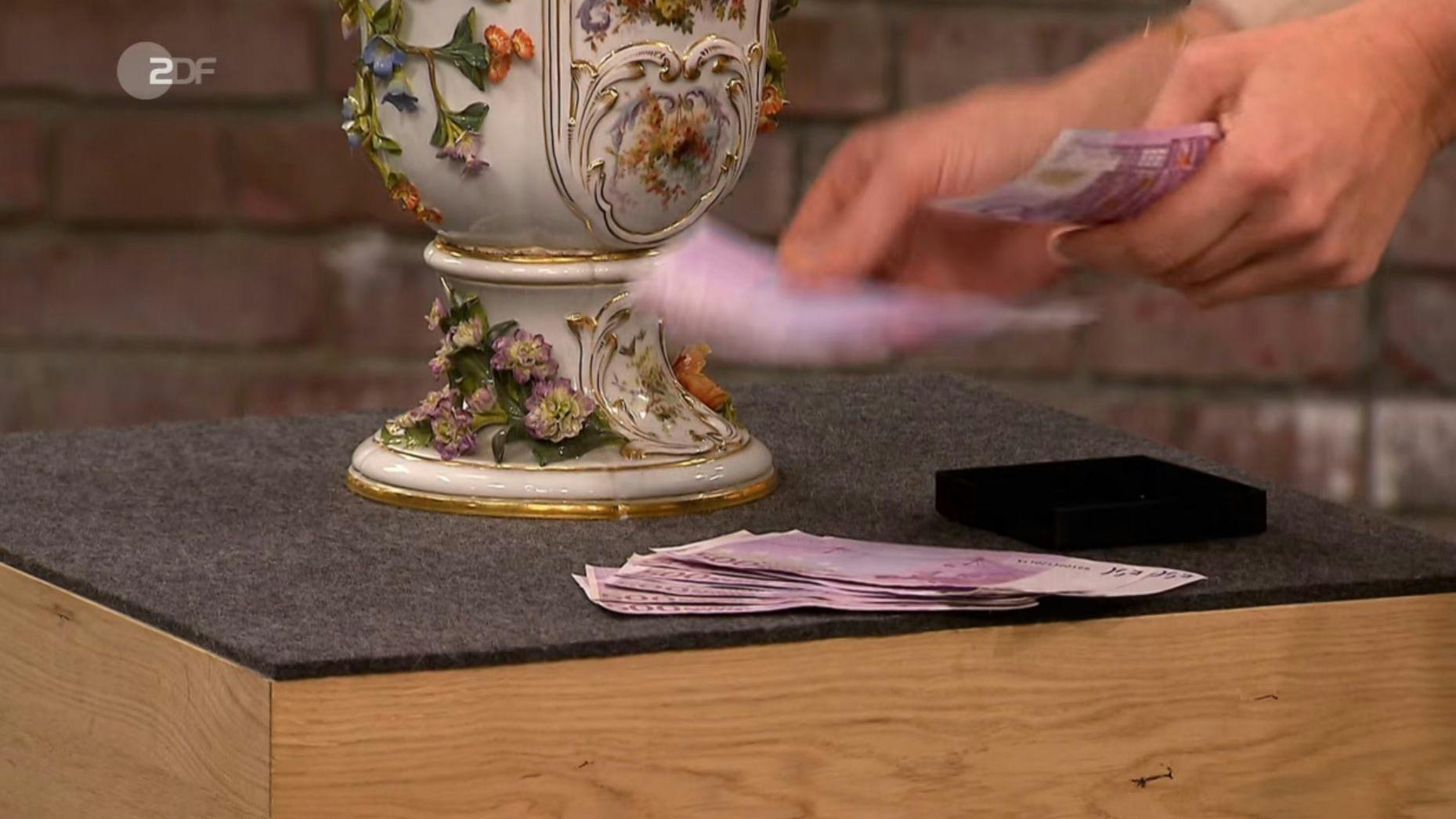 Für 5500 Euro kauft „Bares für Rares“-Händlerin Susanne Steiger am Ende die Prunkvase.