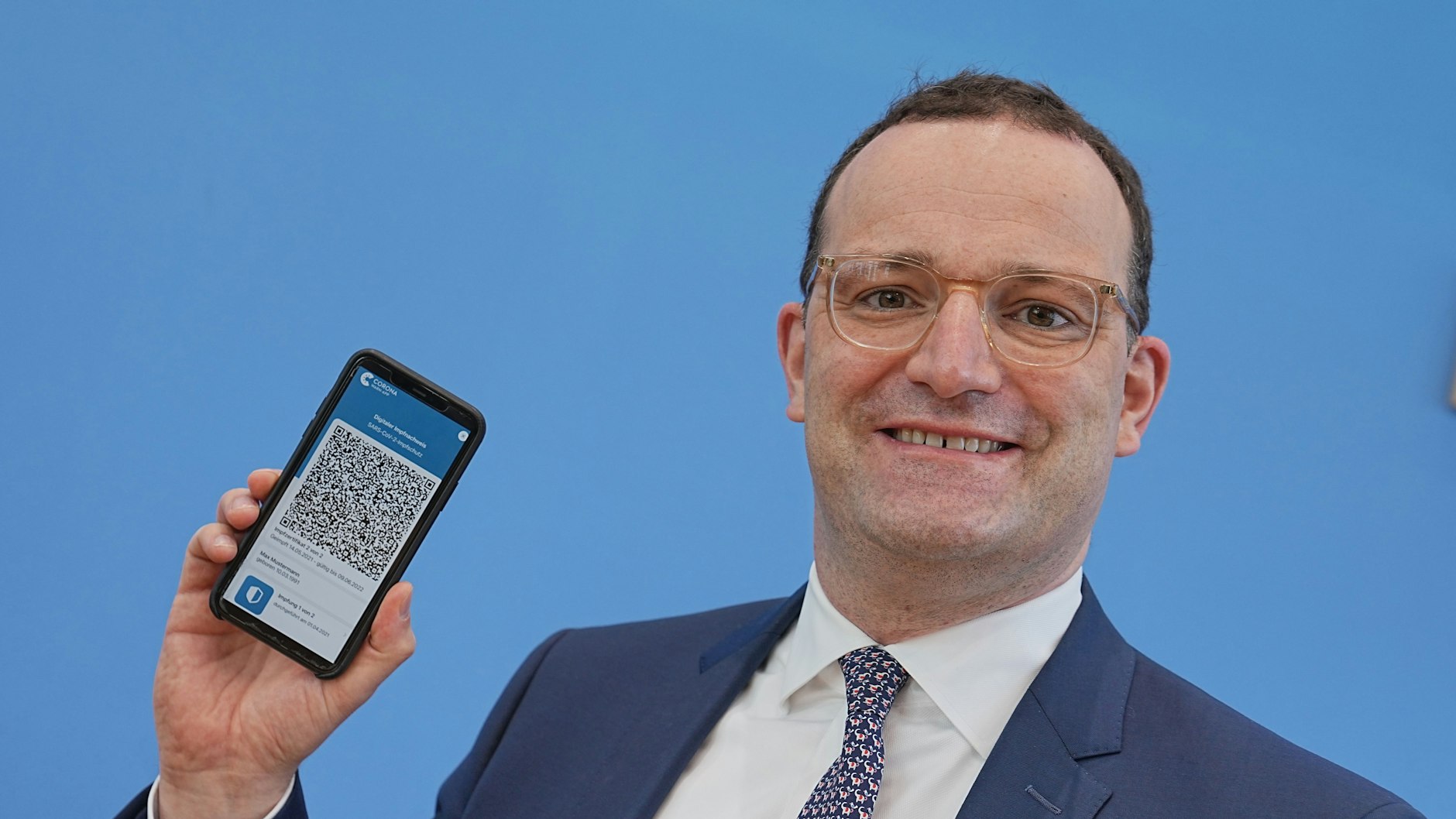 Jens Spahn (CDU), Bundesminister für Gesundheit, zeigt die App zum digitalen Impfpass bei der regelmäßigen Pressekonferenz zur Corona-Lage.&nbsp;