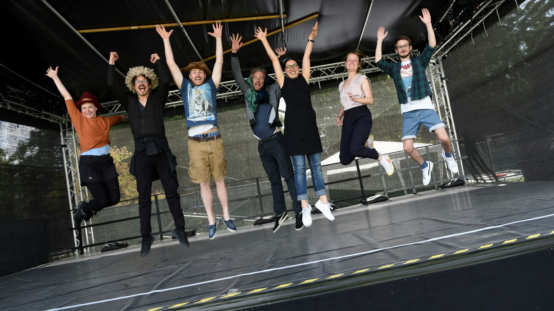 Ein Freudensprung mit dem Ensemble auf der Freilichtbühne: Im Theater Ost geht  der Spielbetrieb los.<br>