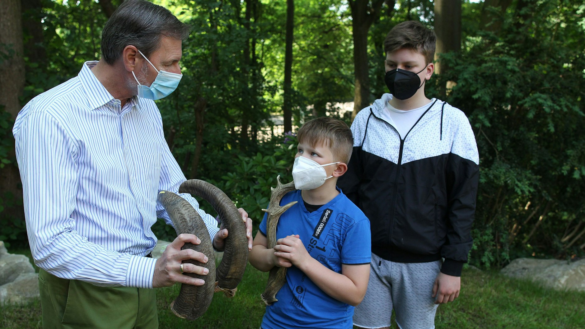 Der Tierpark-Chef als Lehrer: Geduldig erklärt er den Schülern Aron Stammberger (13) und Oscar Matthies (14), wie die Hörner eines Mufflons aufgebaut sind.