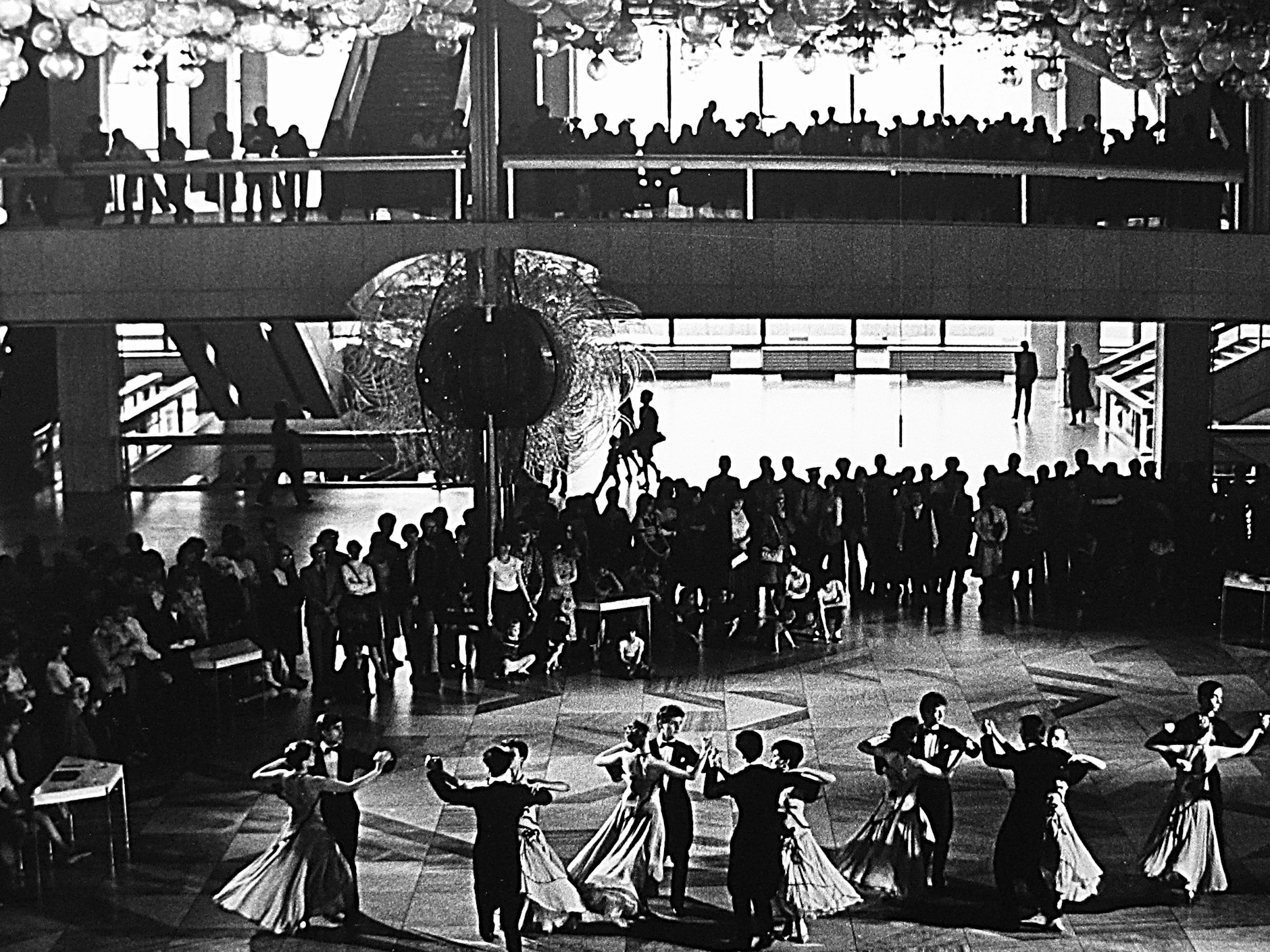 Das Foyer unter der Gläsernen Blume war vielfältig nutzbar: Hier beobachtet das Publikum eine Turniertanz-Veranstaltung.