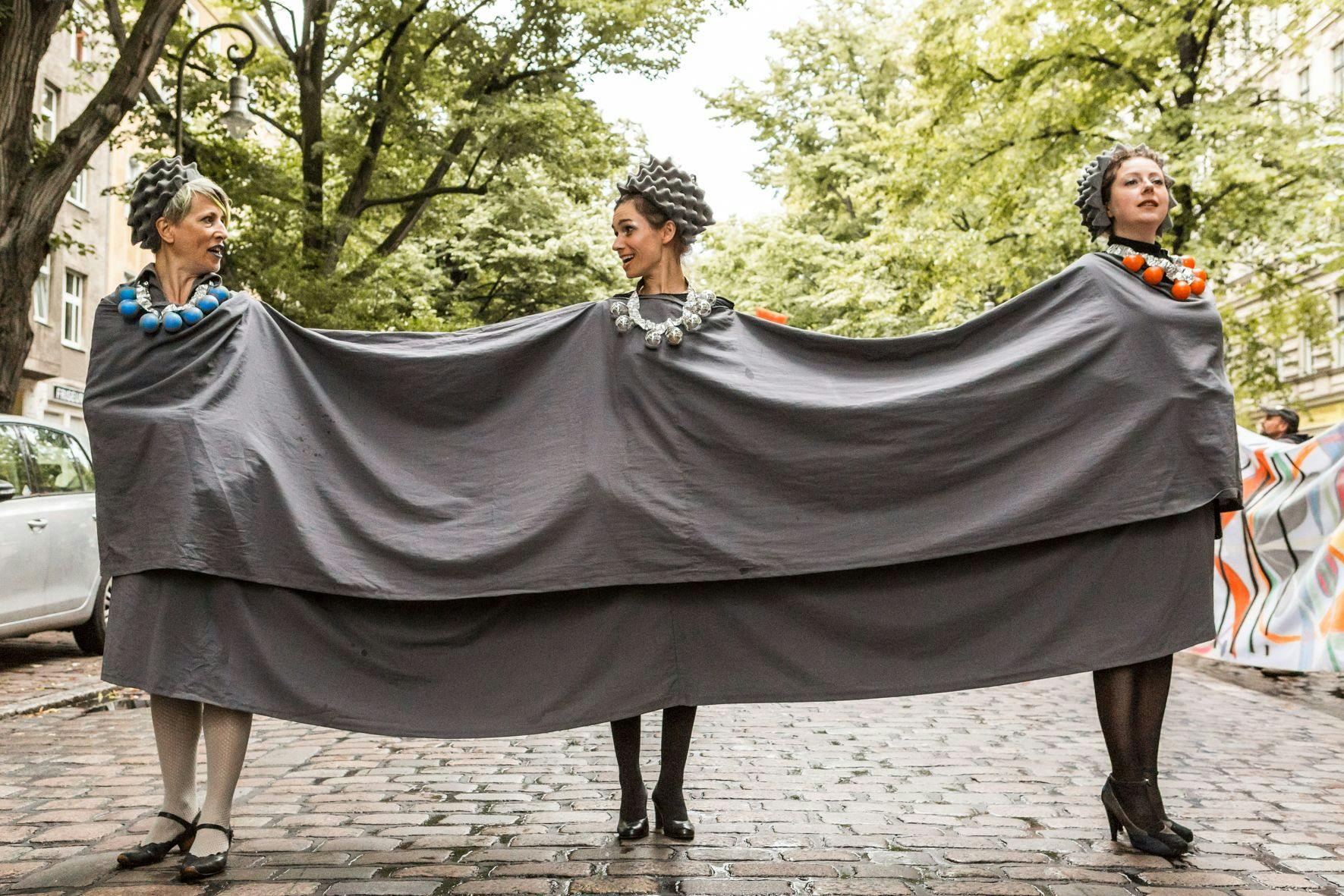 Die Straße als Bühne: Darstellerinnen der Protestoper „Wem gehört Lauratibor?“