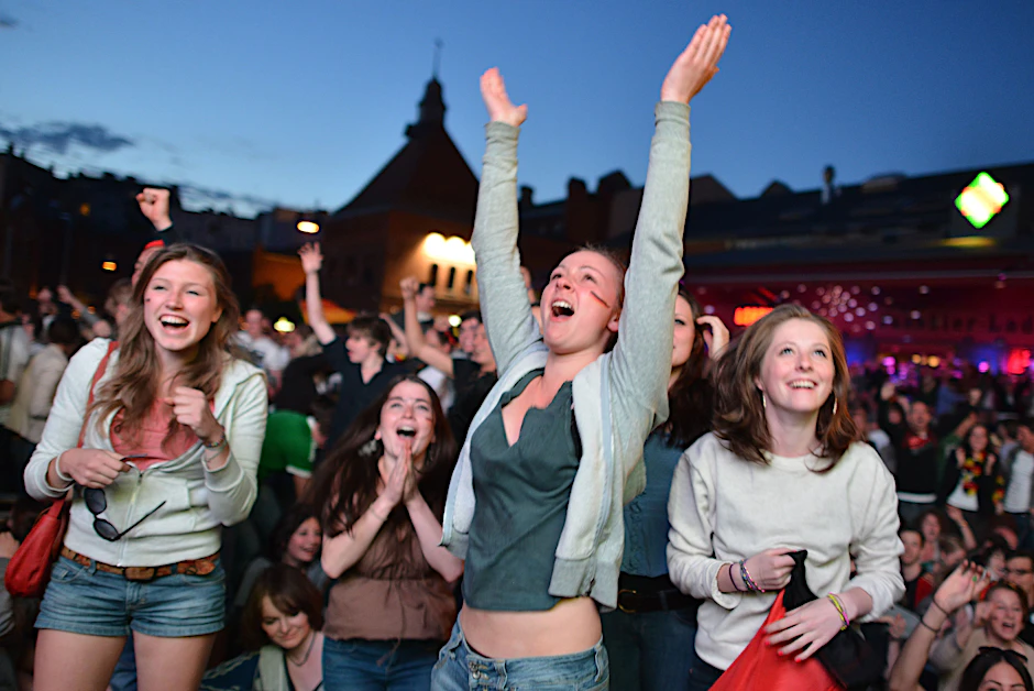 Frauen freuen sich beim Public Viewing über ein Tor für die deutsche Fußballnationalmannschaft (Archivbild).