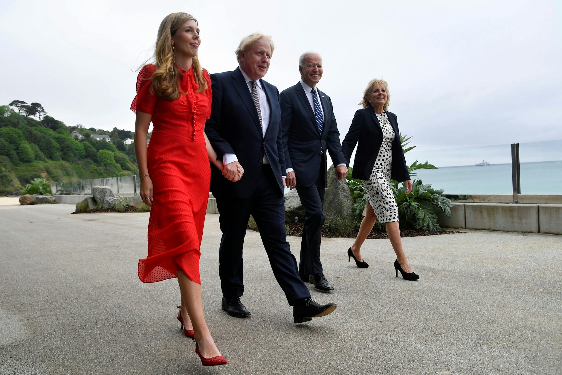 Die Ehepaare Johnson und Biden am Strand von Cornwall.