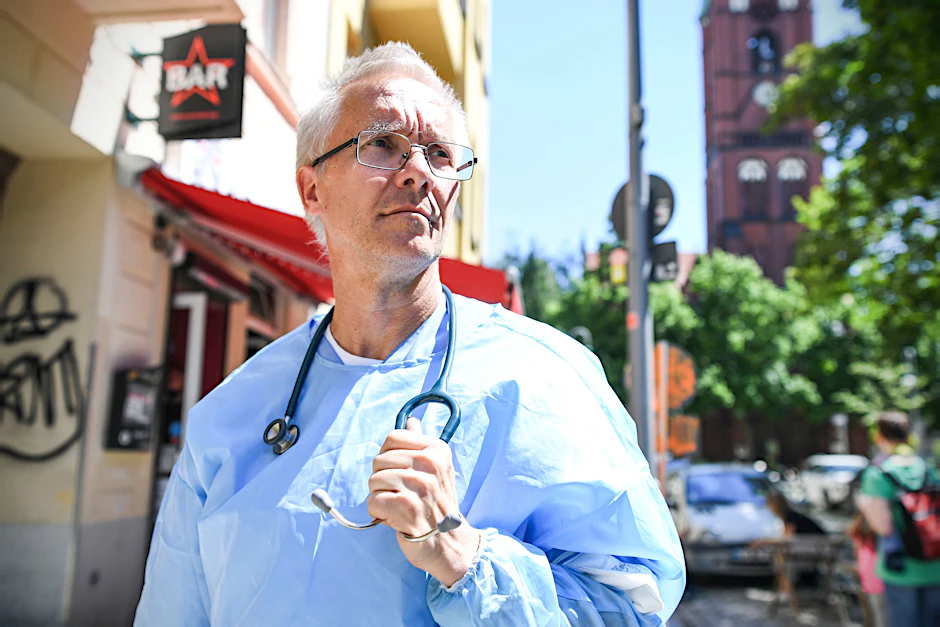 Kinderarzt Steffen Lüder impft für seinen Kiez in einer Bar in Friedrichshain.<br>