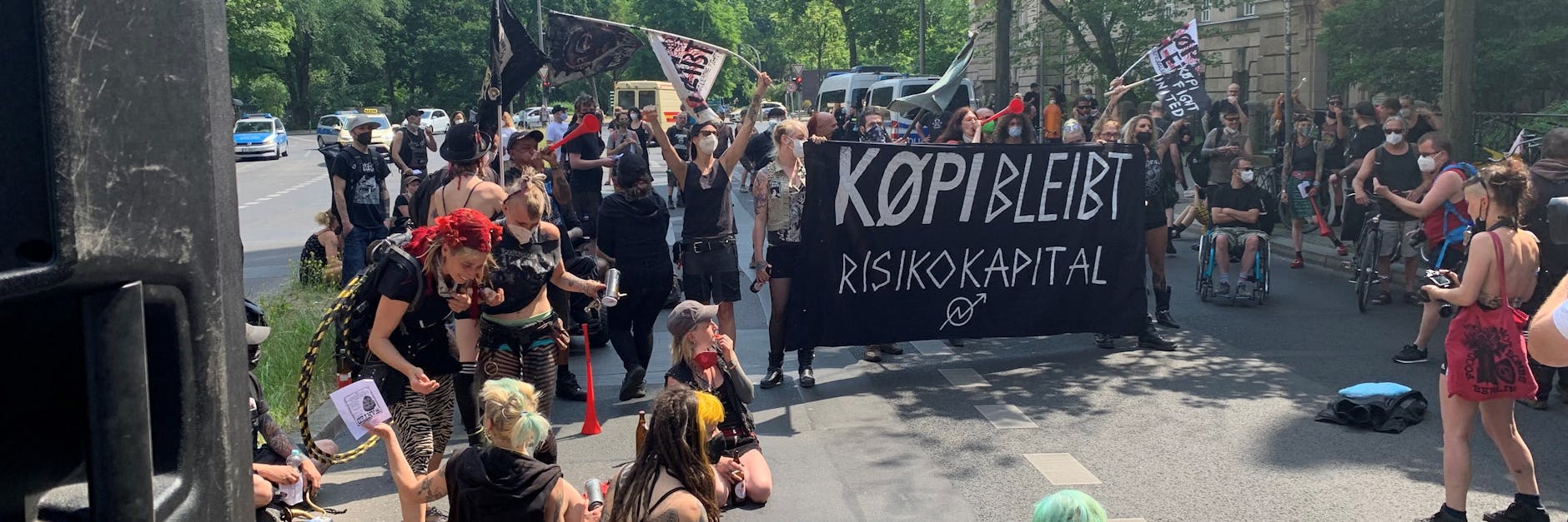 Vor dem Kriminalgericht in der Turmstraße demonstrierten Bewohner und Unterstützer gegen die Räumung.