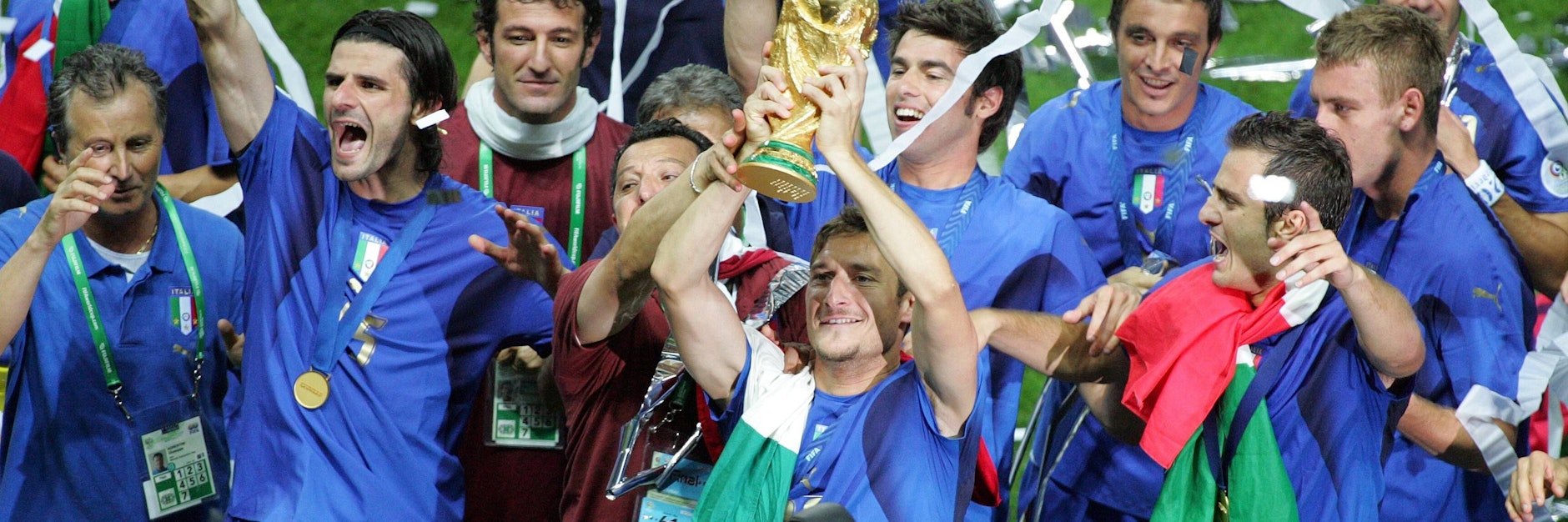 Francesco Totti präsentiert in Berlin den WM-Pokal. Die Italienische Nationalmannschaft hat sich im Finale gegen Frankreich durchgesetzt.