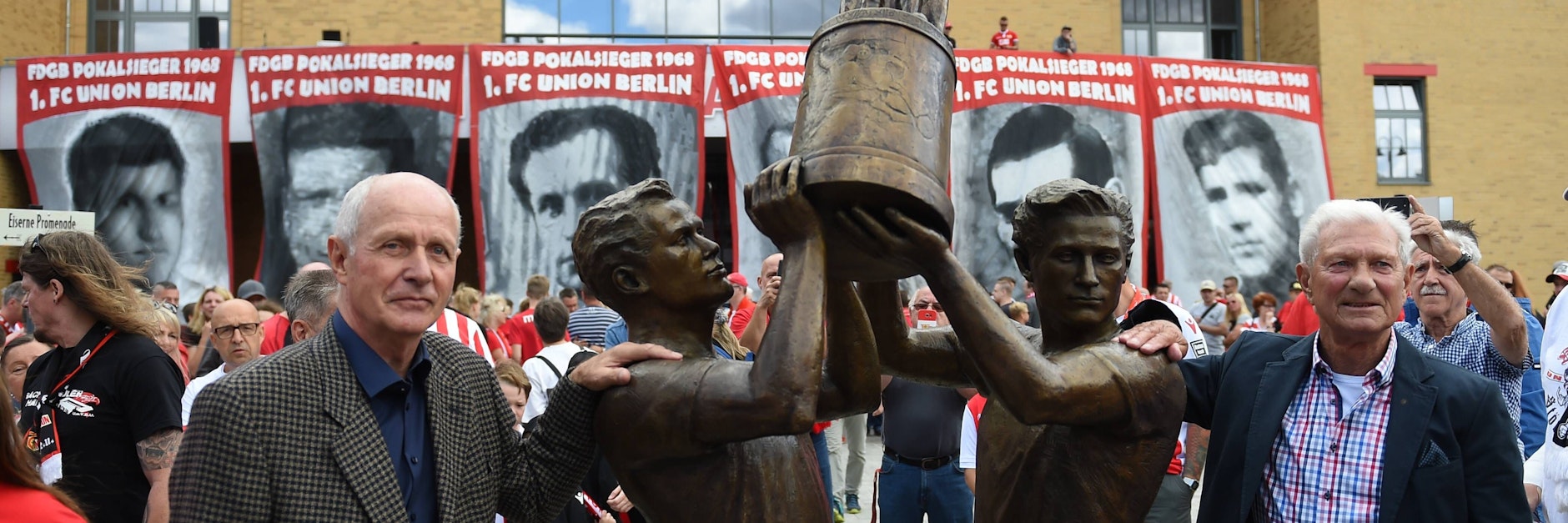 Ulrich Prüfke (l.) und Ralph Quest neben ihren Figuren des 68er-Pokalsieger-Denkmals.&nbsp;