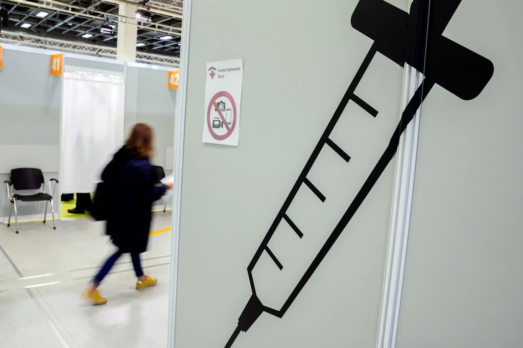 Impfzentren in Berlin stellen jetzt auch digitale Corona-Impfpässe aus