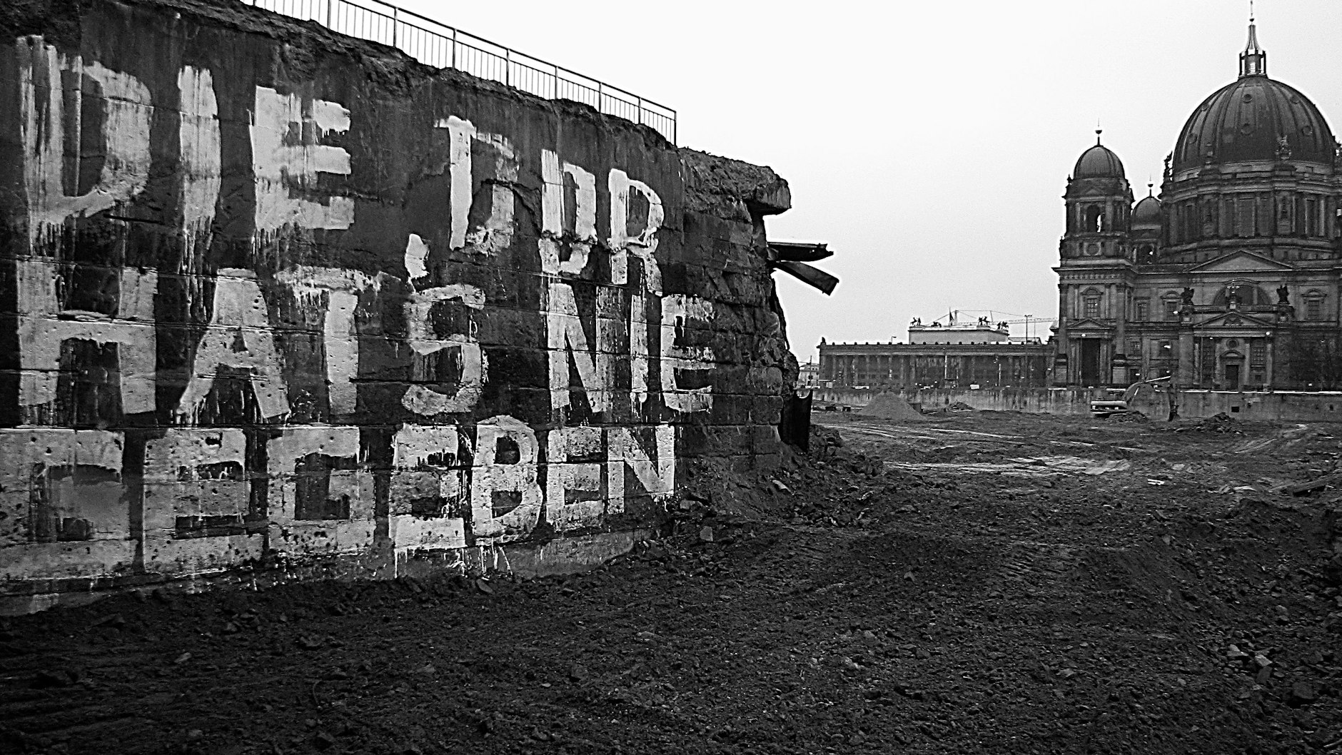 Nach dem Abriss: Ergebnis der Geschichtstilgung. Im Hintergrund Dom und Altes Museum.
