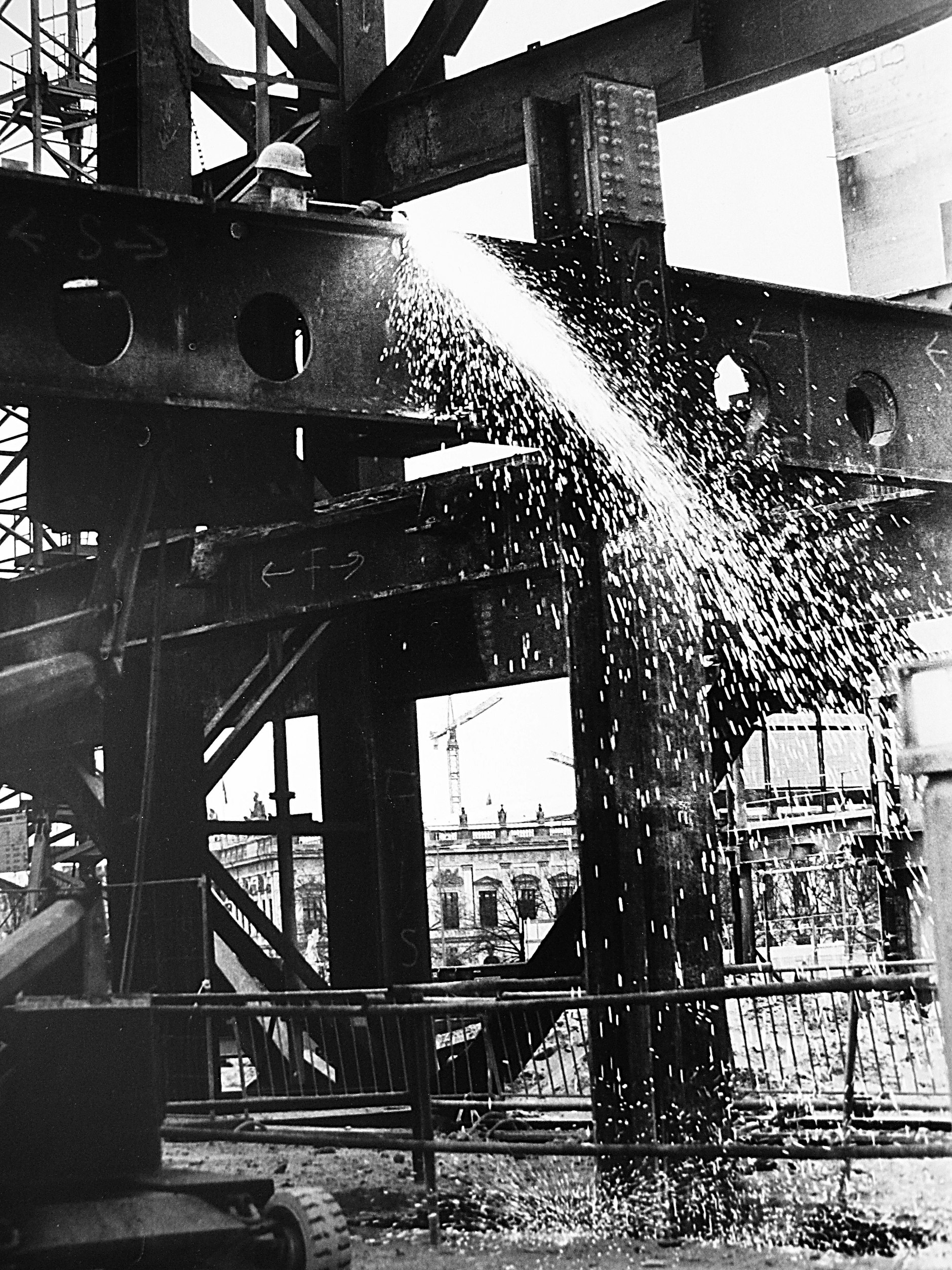 Funken sprühen beim Abriss: Demontage des Stahlgerüstes.