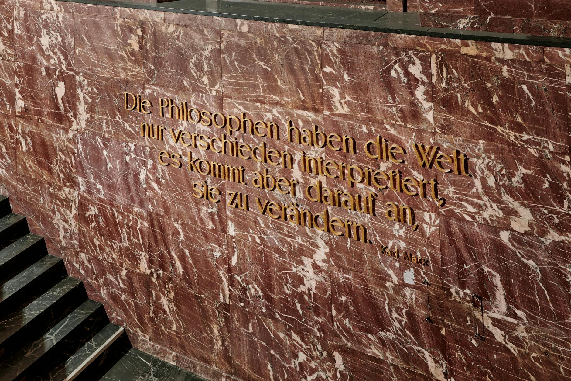 Sprachmodernisiert mit O statt mit Ö: die berühmte Feuerbachthese Nr. 11 von Marx über der Foyertreppe der Humboldt-Universität.