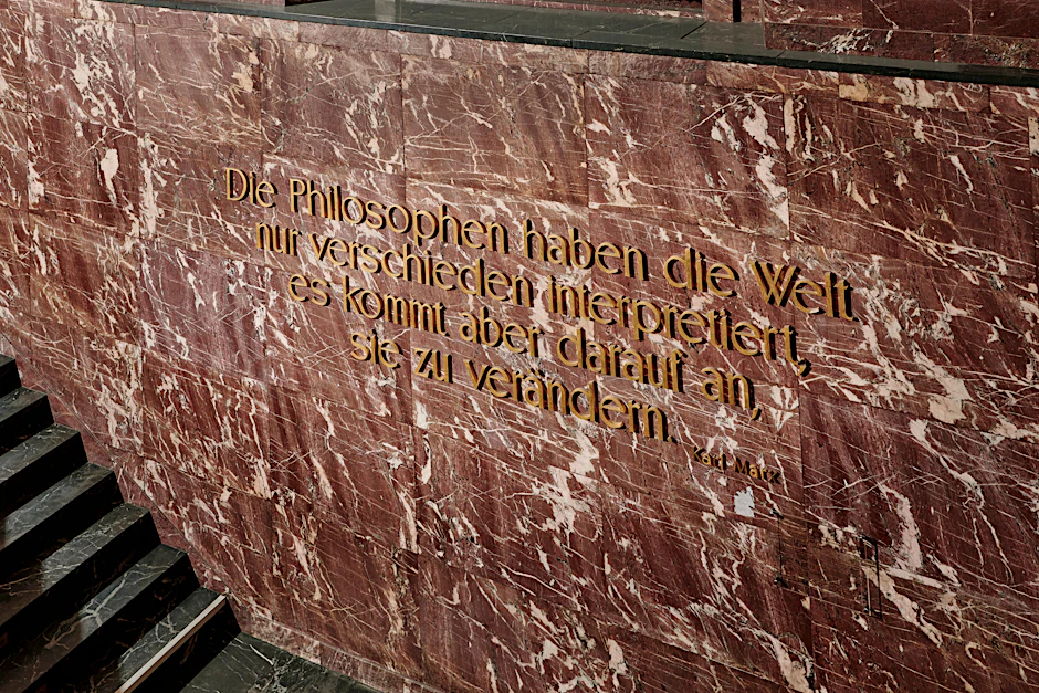 Sprachmodernisiert mit O statt mit Ö: die berühmte Feuerbachthese Nr. 11 von Marx über der Foyertreppe der Humboldt-Universität.
