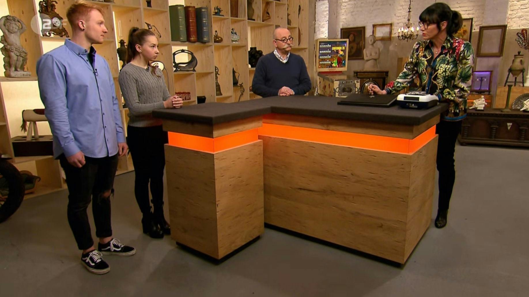 „Bares für Rares“-Expertin Dr. Heide Rezpa-Zabel findet es schade, dass sie Brosche nicht mehr im Originalzustand ist.