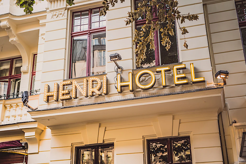 Gründerzeitliche Geborgenheit mit einer Leuchtschrift, die an Zirkus und Cabaret erinnert? Genau das ist der Berlin-Geist des Hauses.