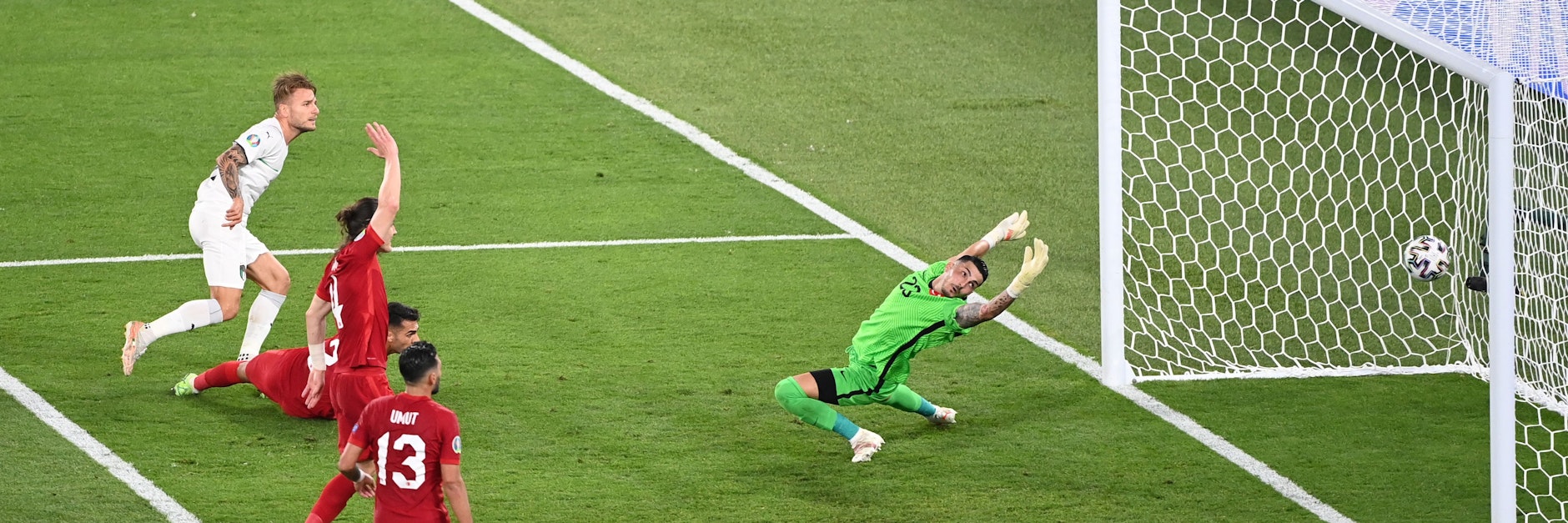 Ex-Bundesliga-Profi Ciro Immobile (l.) traf für Italien beim 3:0-Sieg im EM Eröffnungsspiel gegen die Türkei zum 2:0. 