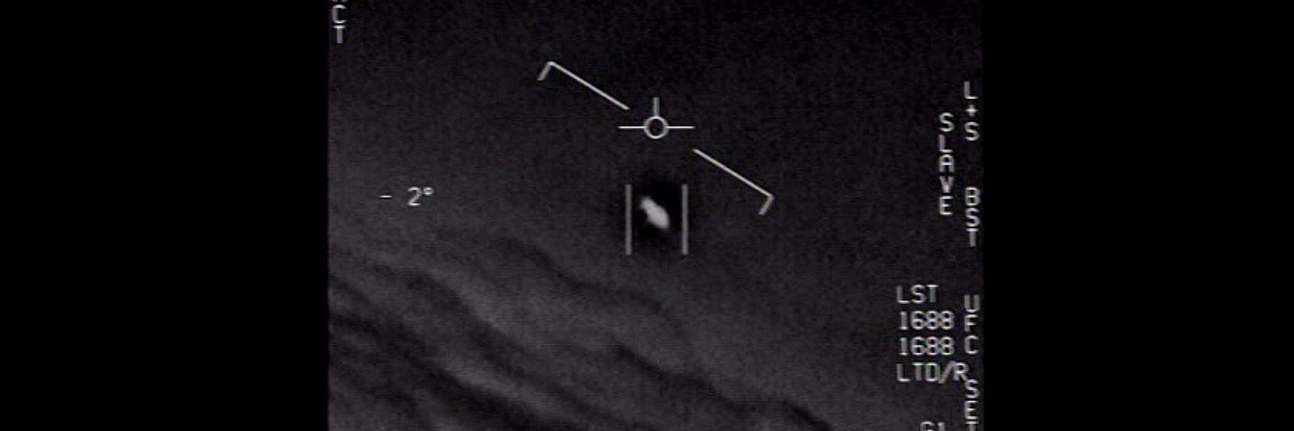 Das Standbild eines vom US-Verteidigungsministerium veröffentlichten Videos zeigt ein Unidentifiziertes Flugobjekt, das von Piloten der US-Marine gesichtet wurde.