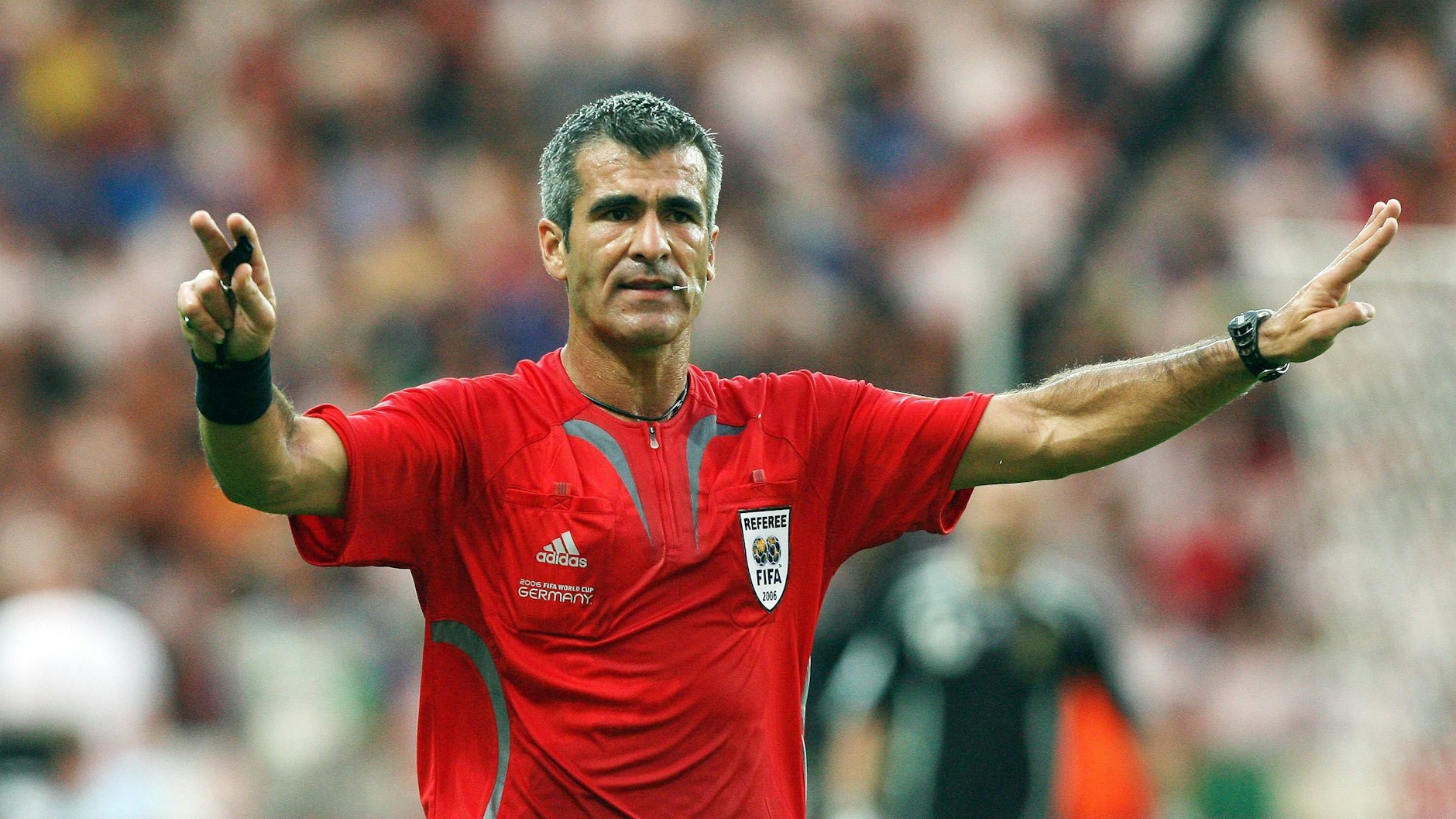 Endlich ist der Schiedsrichter mal groß im Bild. In dem Fall: Elizondo Horacio, Argentinien.