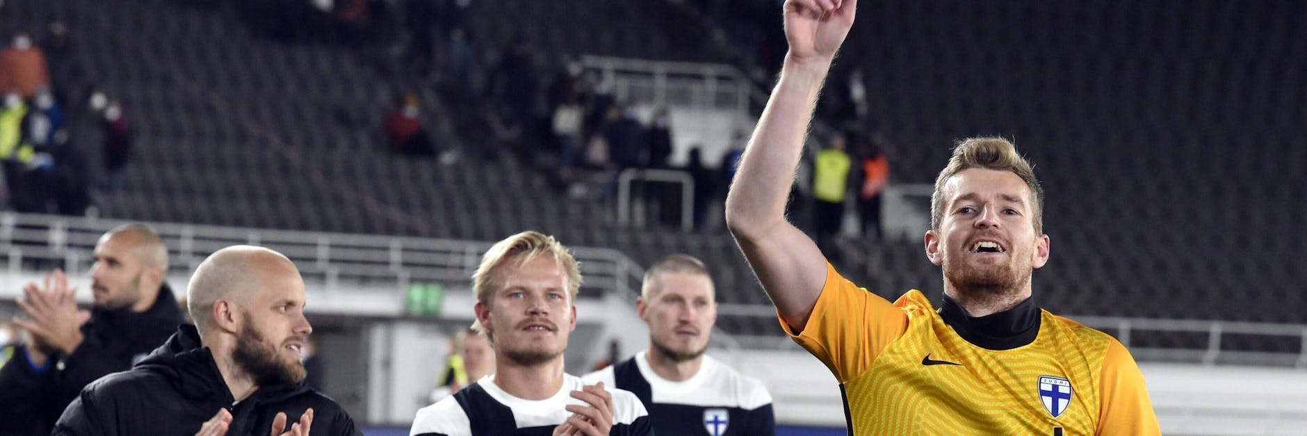 Der Ex-Schalker Teemu Pukki, Unions Joel Pohjanpalo und Leverkusens Keeper Lukas Hradecky (v.l.) bejubelten im November 2019 die geschaffte EM-Qualifikation ihres finnischen Teams. 