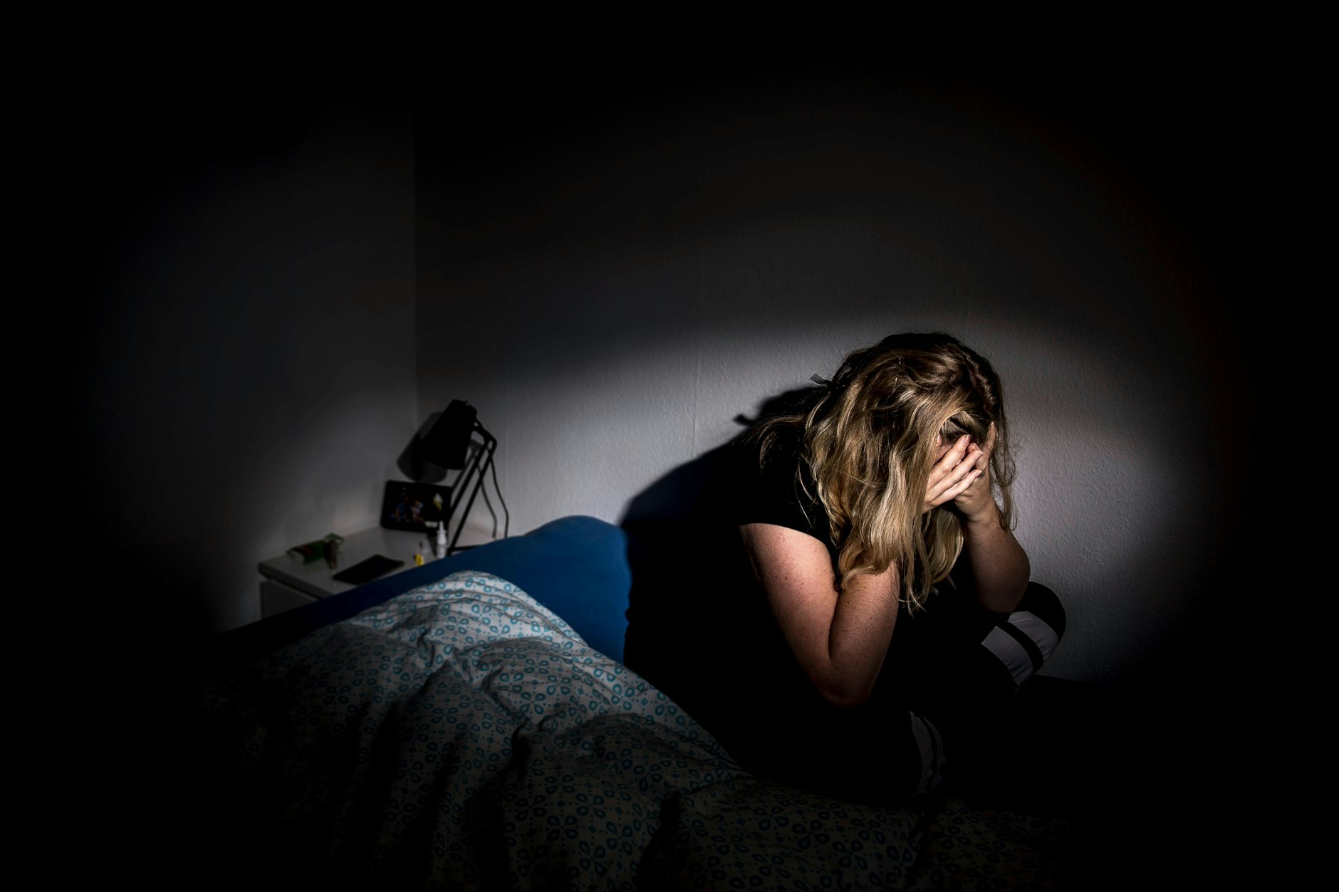 Schlafstörungen, Früherwachen und Grübeleien gehören zu den ersten Zeichen einer Depression. Ansonsten können die Frühzeichen vielfältig sein.