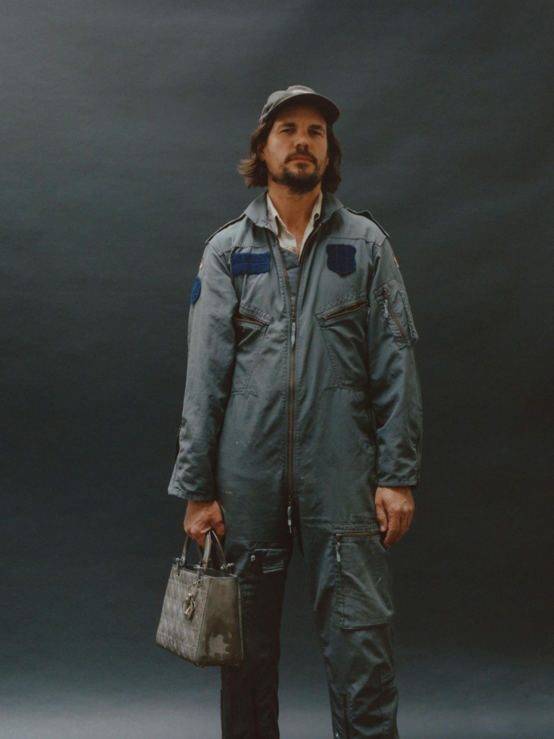 Michael Sailstorfers Taschen-Skulptur wiegt etwa 35 Kilogramm.