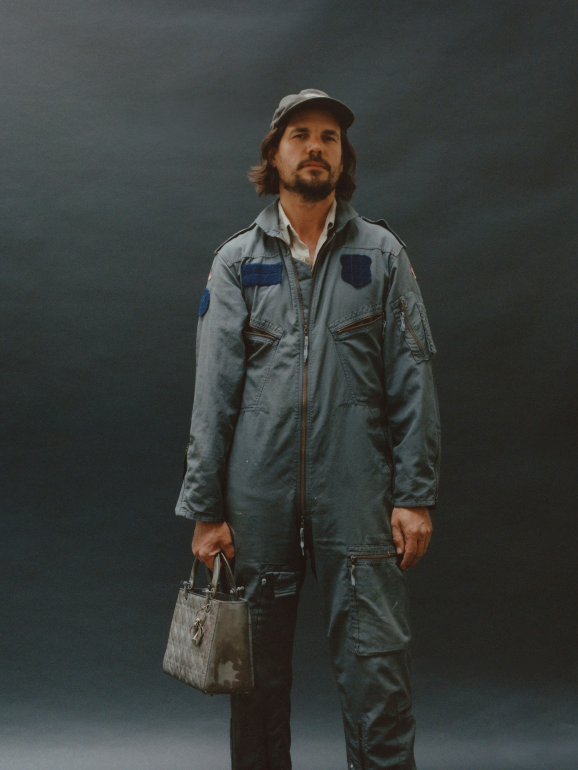 Michael Sailstorfers Taschen-Skulptur wiegt etwa 35 Kilogramm.