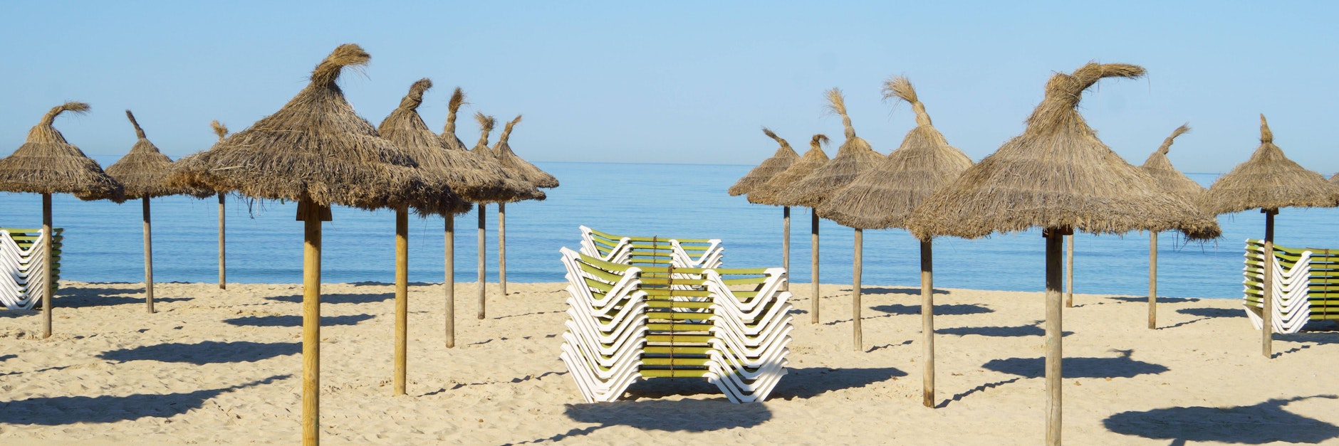 Der Strand von Playa de Palma auf Mallorca wartet auf deutsche Urlauber. 