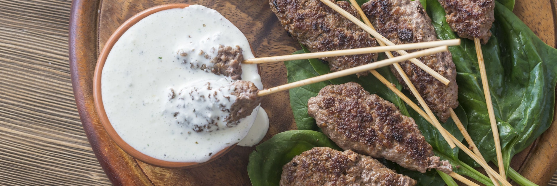 Zaziki ist nicht nur lecker als Vorspeise, sondern auch der perfekte Dip! Vielleicht mit solchen Fleischspießchen?