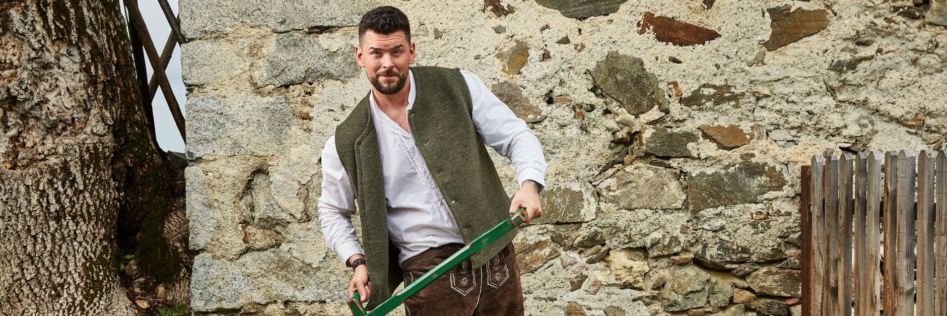 Ioannis Amanatidis wurde durch die Bachelorette bekannt und ist nun beim Pro7-Format Die Alm dabei.