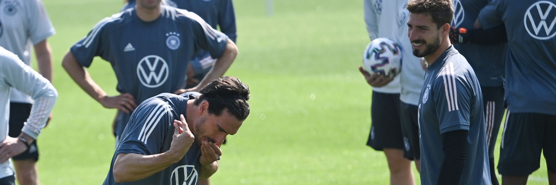 Aua, das tut weh: Mats Hummels hat von Antonio Rüdiger einen Ball an den Kopf bekommen. 