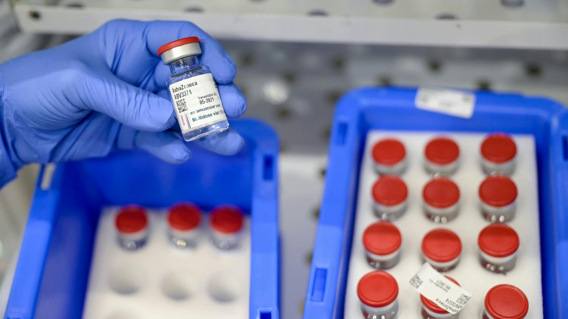 Rund eine Milliarde Impfdosen sollen an ärmere Länder geliefert werden.