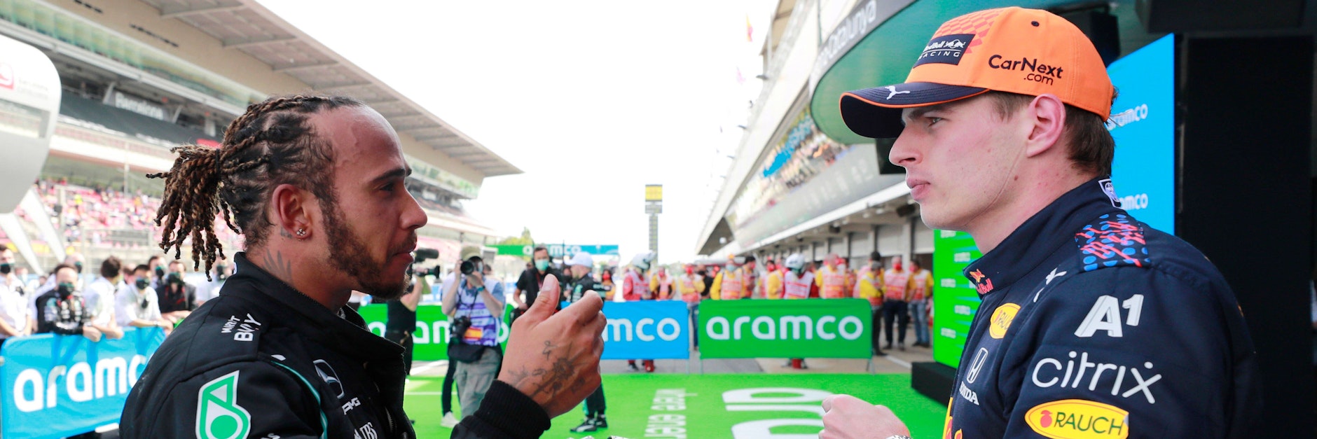 Schätzen sich und sticheln trotzdem immer wieder gegeneinander: Max Verstappen (r.) und Lewis Hamilton.&nbsp;