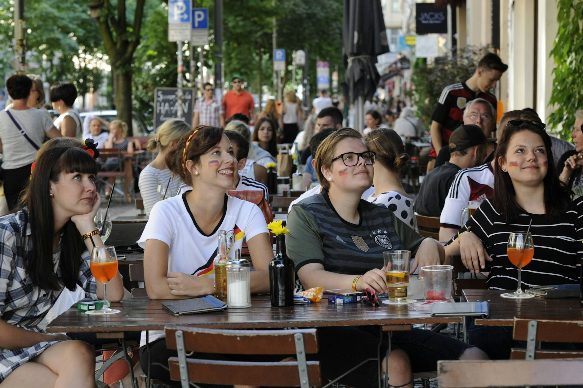 Wie bei der Europameisterschaft 2016&nbsp;können Fans die EM-Spiele im Außenbereich der Bars verfolgen.
