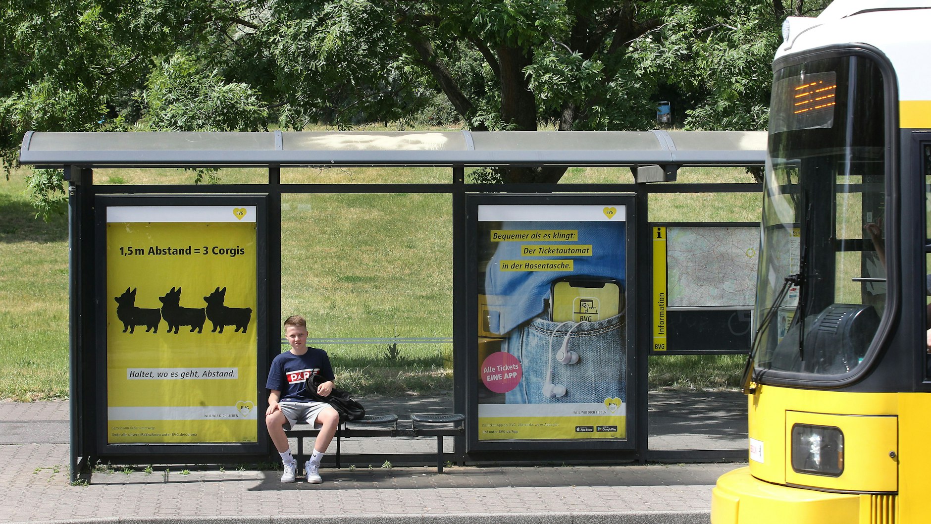 Luis müsste mit dem ÖPNV drei mal umsteigen um nach Charlottenburg zur zugewiesenen Schule zu kommen.