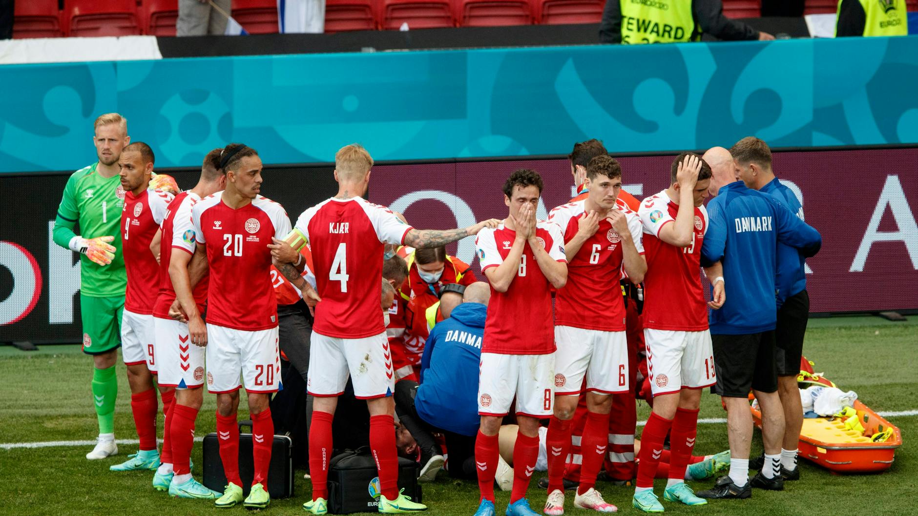 Eriksens Mannschaftskollegen stellten sich im Kreis auf, schirmten die Szene ab.