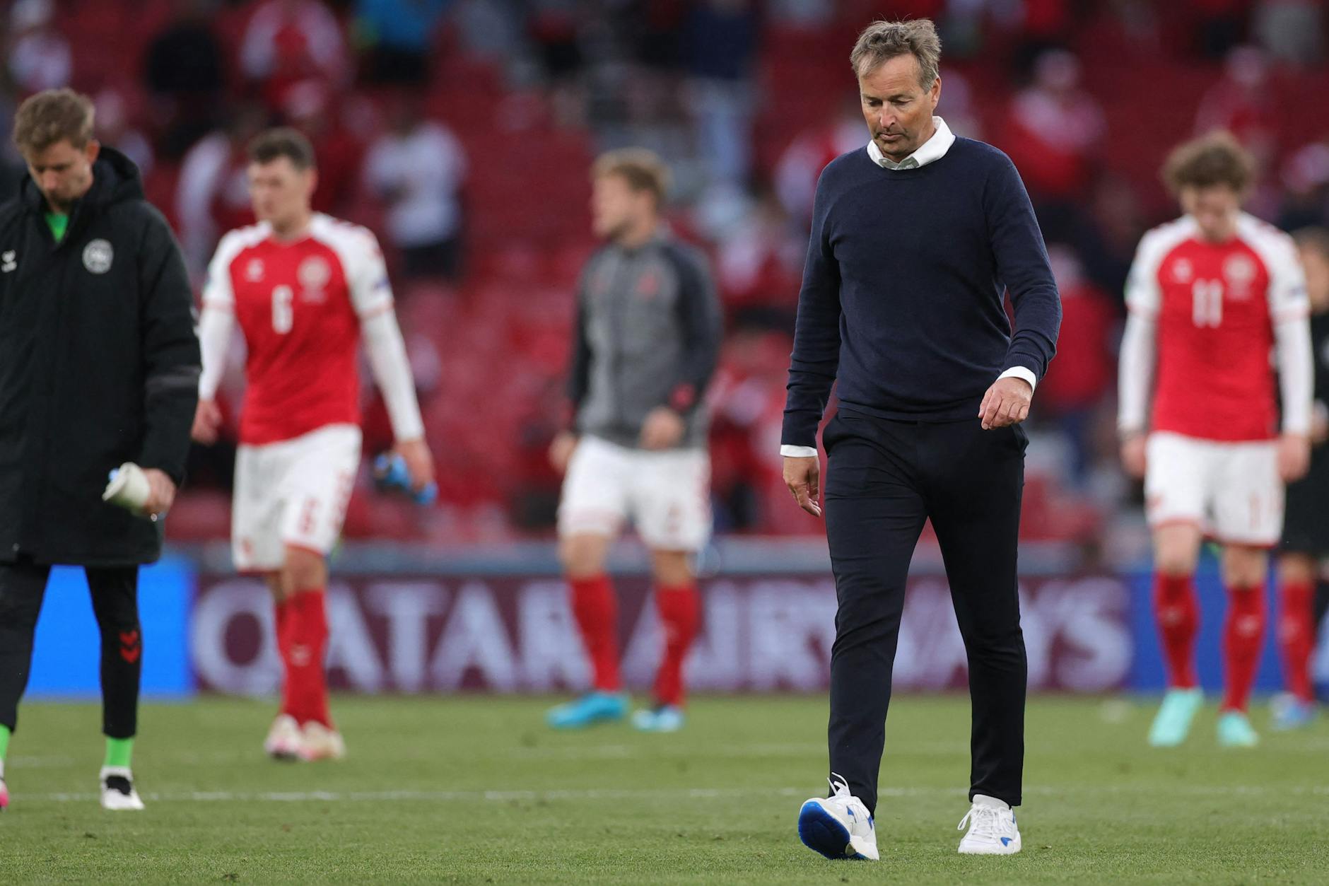 Der dänische Trainer Kasper Hjulmand verlässt nach dem Abpfiff den Platz.