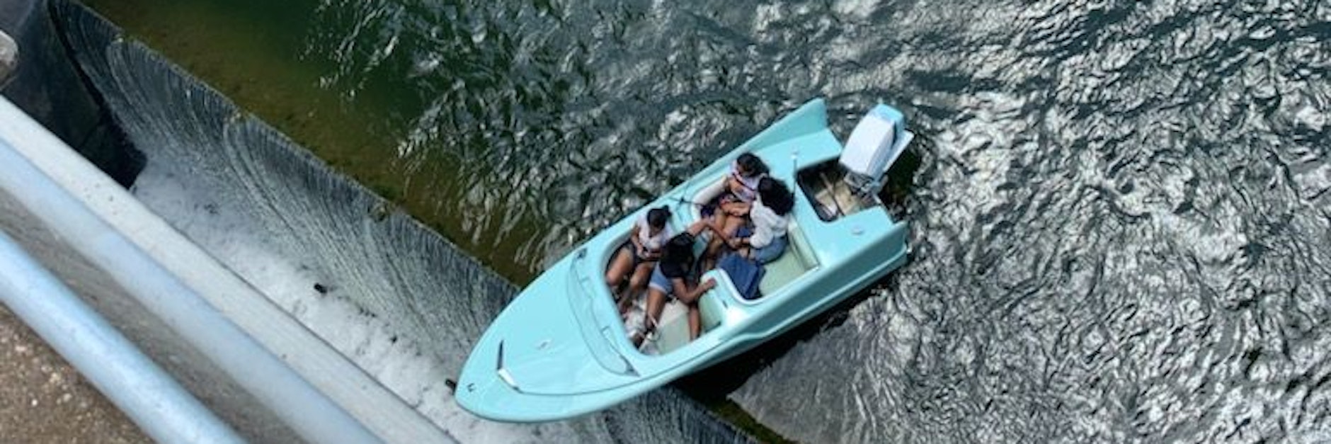 Das Boot hängt gerade noch so fest; es fehlte nicht viel, und das Boot samt der vier Ausflügler wäre mehrere Meter abgestürzt.