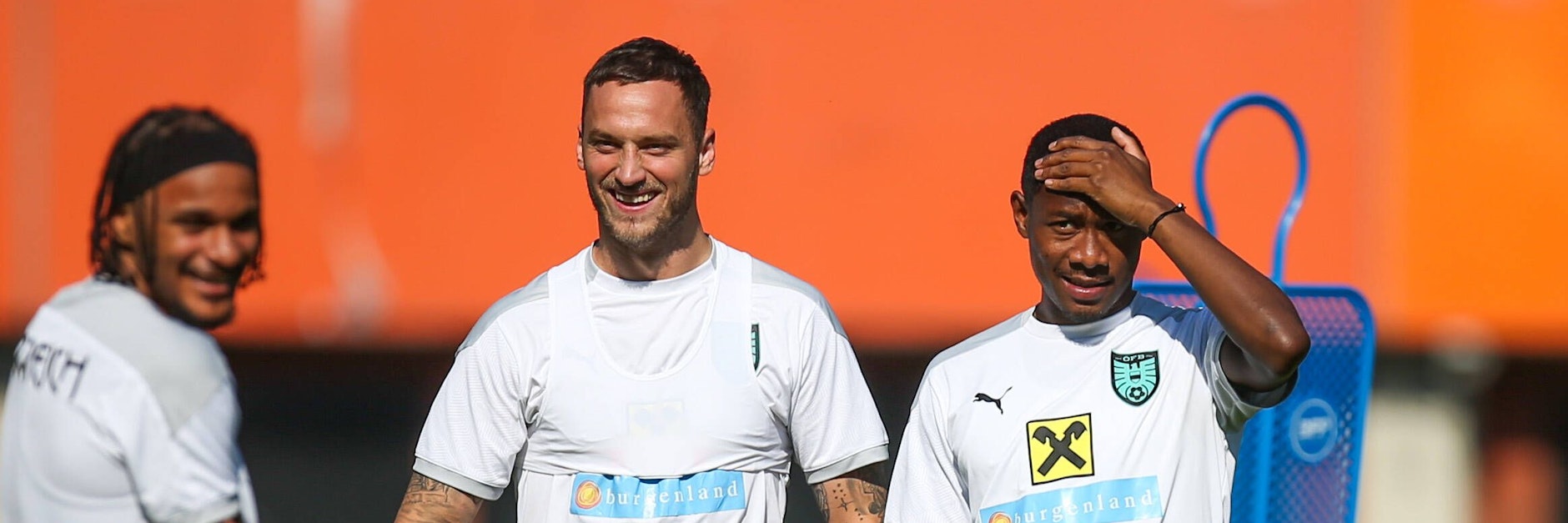 Zum Haareraufen? Marko Arnautovic (M.) und David Alaba (r.)&nbsp; sollen sich nicht über den EM-Song von Valentino Lazaro (l.) lustig gemacht haben.